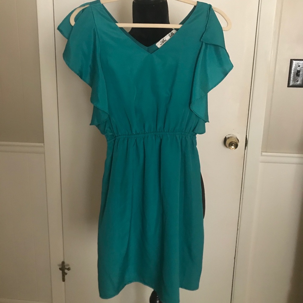 Closet Clean Out!! $10 Boutique Peep Sleeve Dress - Size S